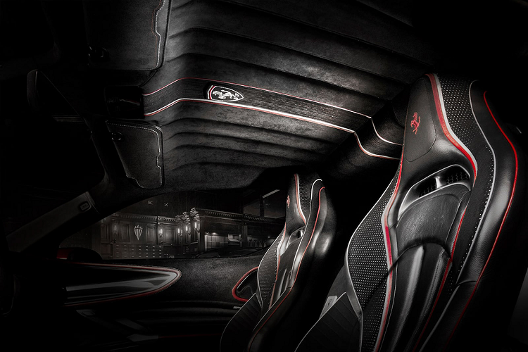 Mẫu siêu xe Ferrari SF90 Stradale sử dụng hệ truyền động plug-in hybrid kết hợp với khối động cơ V8 tăng áp kép có dung tích 4.0 lít, sản sinh công suất tối đa 769 mã lực và mô men xoắn cực đại đạt mức 800 Nm.