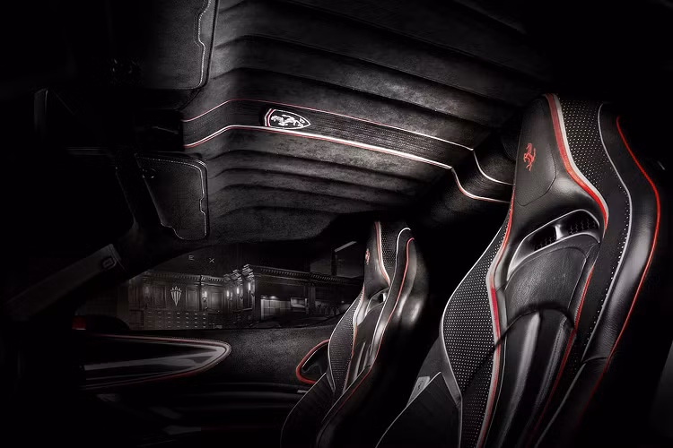 Mẫu siêu xe Ferrari SF90 Stradale sử dụng hệ truyền động plug-in hybrid kết hợp với khối động cơ V8 tăng áp kép có dung tích 4.0 lít, sản sinh công suất tối đa 769 mã lực và mô men xoắn cực đại đạt mức 800 Nm.