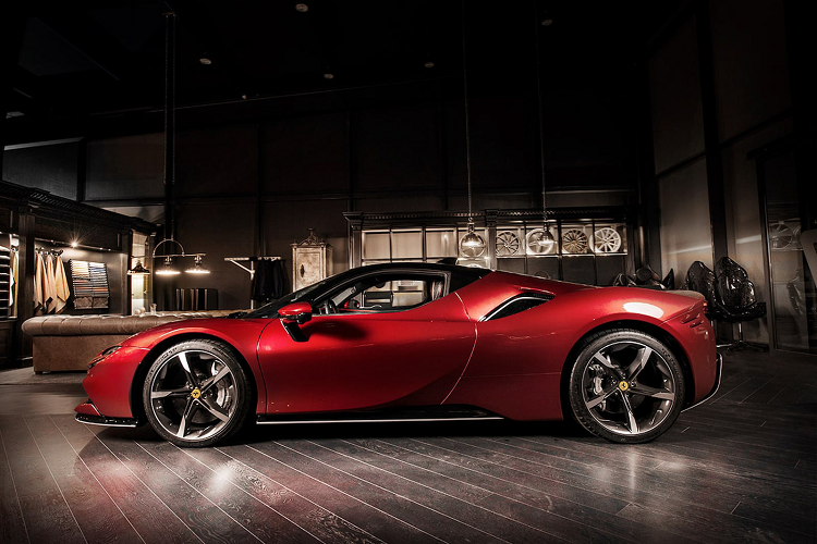 Thương hiệu Carlex Design còn tiến hành nâng cấp phần trần xe với các họa tiết mới. Chi tiết này được hoàn thiện bằng vật liệu da Alcantara, ở giữa được tô điểm với các đường viền màu đỏ và bạc.