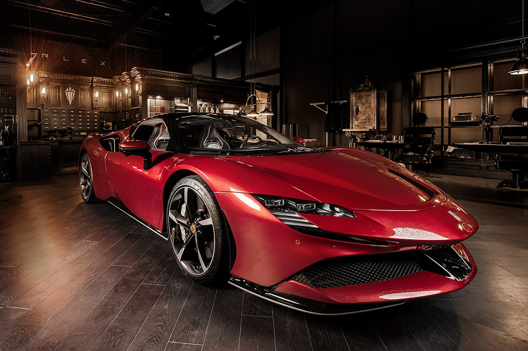 Nguyên bản, chủ sở hữu xe có thể tìm đến những bộ sưu tập cá nhân hóa đắt tiền của Ferrari với những mẫu da, màu da hay các họa tiết độc đáo. Tuy nhiên, chính phong cách độc lạ của Carlex đã giúp chiếc siêu ngựa đến từ Ý vốn đã đặc biệt, nay còn trở nên độc đáo hơn.