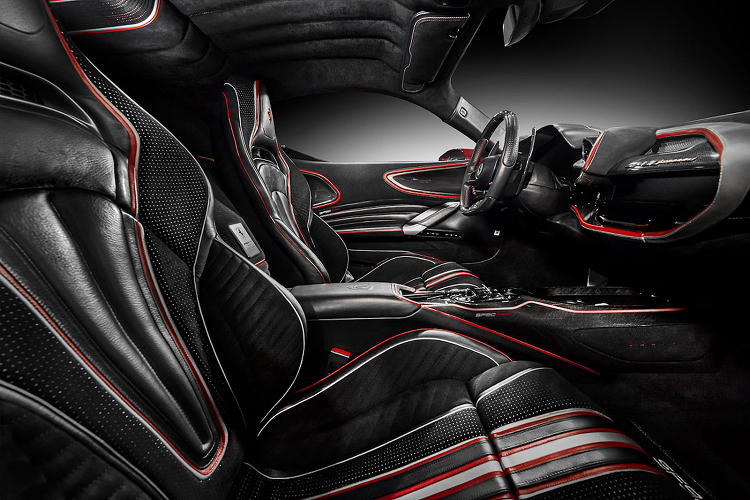 Ngoài ra, tựa đầu của hai ghế ngồi cũng được thêu với logo Ferrari đặc trưng. Không gian nội thất này hứa hẹn kết hợp ăn nhập với diện mạo của chiếc siêu xe mạnh 1,000 mã lực.