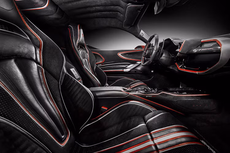 Ngoài ra, tựa đầu của hai ghế ngồi cũng được thêu với logo Ferrari đặc trưng. Không gian nội thất này hứa hẹn kết hợp ăn nhập với diện mạo của chiếc siêu xe mạnh 1,000 mã lực.