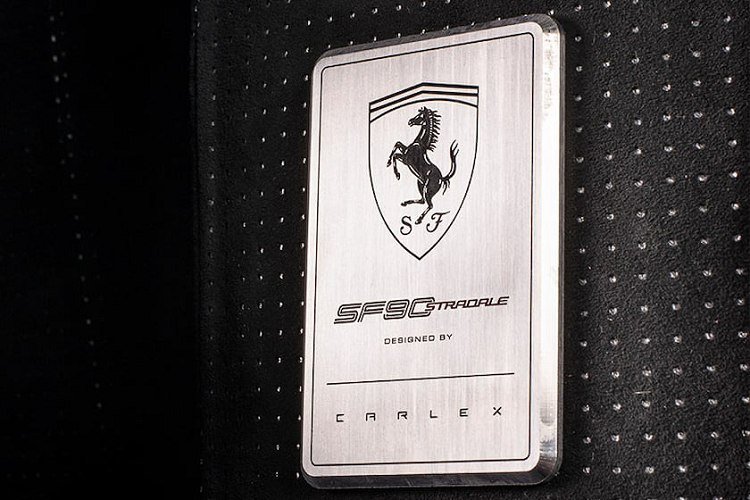 Sợi carbon bóng trên bảng điều khiển trung tâm và bảng điều khiển trở thành những yếu tố trang trí ăn nhập cho khoang nội thất độ đến từ thương hiệu Carlex.