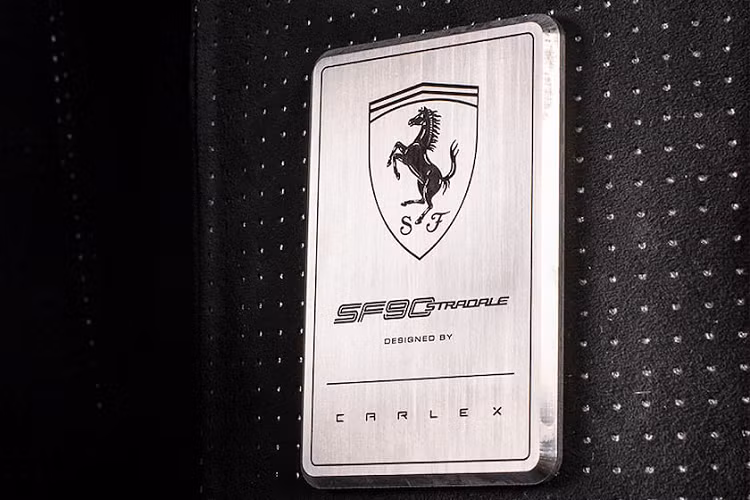 Sợi carbon bóng trên bảng điều khiển trung tâm và bảng điều khiển trở thành những yếu tố trang trí ăn nhập cho khoang nội thất độ đến từ thương hiệu Carlex.