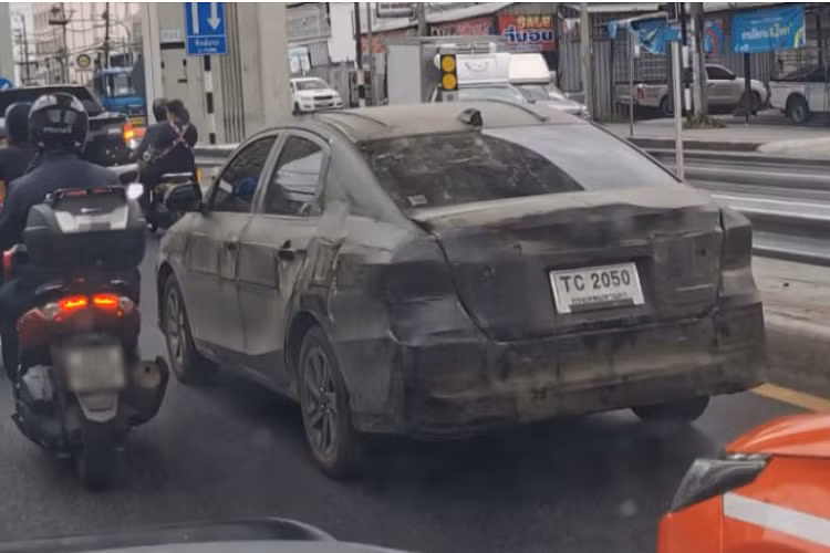 Vào hồi tháng 4 vừa qua, trang tin Headlightmag đã tiết lộ thông tin về Yaris Sedan thế hệ mới. Đây chính là mẫu sedan hạng B Toyota Vios giá rẻ bán ở những thị trường Đông Nam Á khác như Việt Nam. Đến nay, cánh săn ảnh tại Thái Lan đã bắt gặp Toyota Vios 2023 trên đường thử tại thủ đô Bangkok.