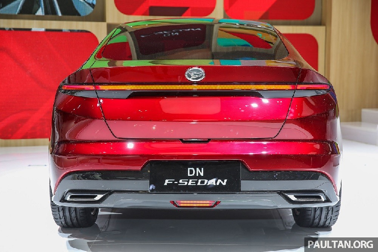 Tuy nhiên, thiết kế sườn xe của Toyota Vios 2023 lại không mượt mà như Daihatsu DN F-Sedan Concept. Thay vào đó, Toyota Vios mới sở hữu thiết kế 3 khoang thông thường nhằm ưu tiên khoang hành lý phía sau. Ngoài ra, Toyota Vios 2023 còn được trang bị đèn hậu với thiết kế thông thường. Trong khi đó, Daihatsu DN F-Sedan Concept sở hữu cụm đèn hậu LED thanh mảnh và nối liền với nhau, nằm ngay bên dưới cánh gió đuôi.