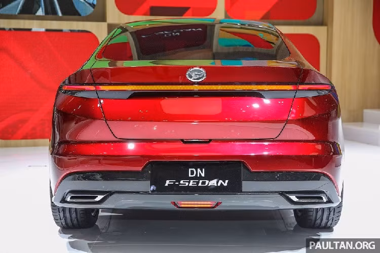 Tuy nhiên, thiết kế sườn xe của Toyota Vios 2023 lại không mượt mà như Daihatsu DN F-Sedan Concept. Thay vào đó, Toyota Vios mới sở hữu thiết kế 3 khoang thông thường nhằm ưu tiên khoang hành lý phía sau. Ngoài ra, Toyota Vios 2023 còn được trang bị đèn hậu với thiết kế thông thường. Trong khi đó, Daihatsu DN F-Sedan Concept sở hữu cụm đèn hậu LED thanh mảnh và nối liền với nhau, nằm ngay bên dưới cánh gió đuôi.