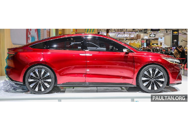 Hệ truyền động có tên E-Smart Hybrid này bao gồm máy xăng 1.2L đóng vai trò như máy phát điện và tăng phạm vi di chuyển cho xe. Động cơ sẽ sạc cụm pin lithium-ion để cung cấp năng lượng cho mô-tơ điện. Trang tin Headlightmag cho biết, Toyota Vios thế hệ mới sẽ chính thức trình làng tại thị trường Thái Lan vào quý III năm nay. Đến năm sau, Toyota Vios Hybrid mới được ra mắt.