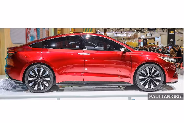 Hệ truyền động có tên E-Smart Hybrid này bao gồm máy xăng 1.2L đóng vai trò như máy phát điện và tăng phạm vi di chuyển cho xe. Động cơ sẽ sạc cụm pin lithium-ion để cung cấp năng lượng cho mô-tơ điện. Trang tin Headlightmag cho biết, Toyota Vios thế hệ mới sẽ chính thức trình làng tại thị trường Thái Lan vào quý III năm nay. Đến năm sau, Toyota Vios Hybrid mới được ra mắt.