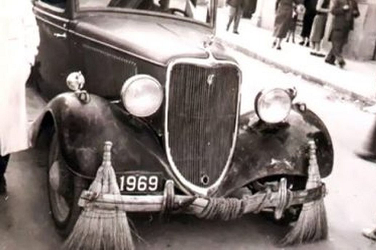 Vua Jai Singh Prabhakar vô cùng tức giận trở về phòng khách sạn ngay sau đó. Ông cảm thấy mình bị xúc phạm và sỉ nhục nên yêu cầu những người hầu của mình gọi điện đến showroom để thông báo rằng vị vua xứ Alwar muốn mua vài chiếc xe Rolls-Royce.