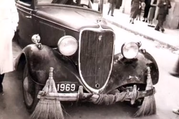 Vua Jai Singh Prabhakar vô cùng tức giận trở về phòng khách sạn ngay sau đó. Ông cảm thấy mình bị xúc phạm và sỉ nhục nên yêu cầu những người hầu của mình gọi điện đến showroom để thông báo rằng vị vua xứ Alwar muốn mua vài chiếc xe Rolls-Royce.