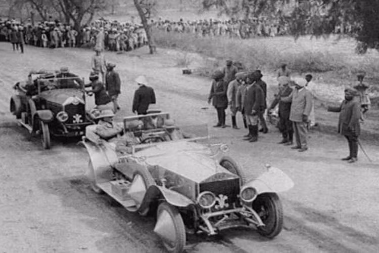 Và như một hành động trả thù, Jai Singh Prabhakar đã ra lệnh cho chính quyền thành phố sử dụng những chiếc xe sang Rolls-Royce quét đường và cũng yêu cầu họ sử dụng chúng để đi thu gom, vận chuyển rác.