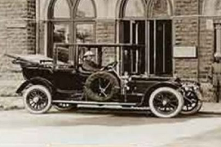 Bên cạnh đó, họ cũng cung cấp thêm 6 chiếc Rolls-Royce khác cho vị vua này và tất cả đều hoàn toàn miễn phí. Cuối cùng nhà vua cũng nguôi ngoai và yêu cầu thành phố dừng sử dụng những chiếc siêu xe kia để chở rác.