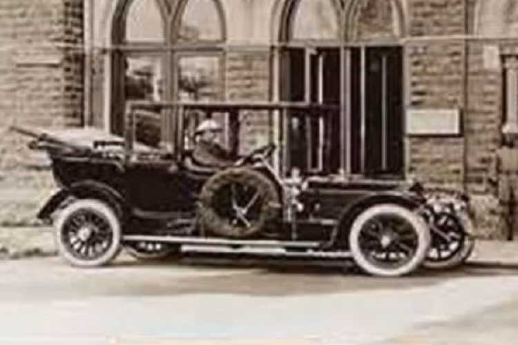 Bên cạnh đó, họ cũng cung cấp thêm 6 chiếc Rolls-Royce khác cho vị vua này và tất cả đều hoàn toàn miễn phí. Cuối cùng nhà vua cũng nguôi ngoai và yêu cầu thành phố dừng sử dụng những chiếc siêu xe kia để chở rác.