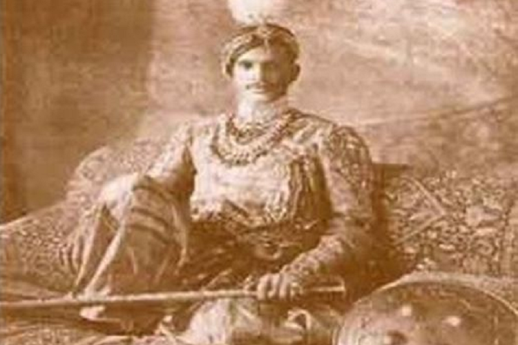 Nhà vua sau đó đã đến phòng trưng bày của Rolls-Royce với hoàng bào chỉnh tề. Nhân viên đã xếp hàng và trải thảm đỏ để tiếp đón ông. Lúc đó trong showroom có 6 chiếc xe, nhà vua đã mua tất cả 6 chiếc một lúc. Jai Singh Prabhakar đã thanh toán toàn bộ số tiền bao gồm cả phí giao hàng.