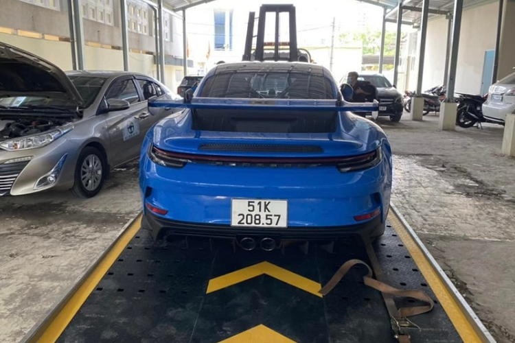 Theo tìm hiểu, chiếc Porsche 911 GT3 của Cường Đô la có ngoại thất màu xanh dương Shark Blue khá hiếm hoi tại Việt Nam. Ở nước ngoài, tùy chọn sơn này có giá 4.338 USD (khoảng 99 triệu đồng).