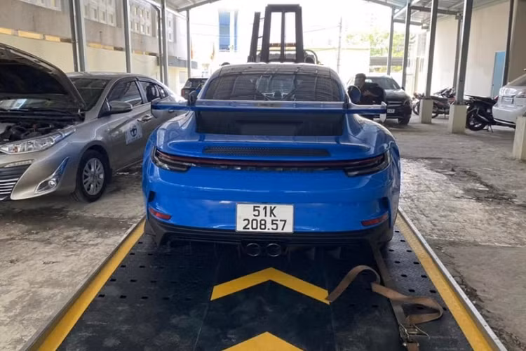 Theo tìm hiểu, chiếc Porsche 911 GT3 của Cường Đô la có ngoại thất màu xanh dương Shark Blue khá hiếm hoi tại Việt Nam. Ở nước ngoài, tùy chọn sơn này có giá 4.338 USD (khoảng 99 triệu đồng).