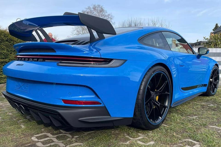 Phần thân xe nổi bật với thiết kế mang nét truyền thống cổ điển vốn có của dòng 911 kết hợp với cặp mâm 5 chấu kép cỡ lớn sơn đen cực ngầu, bộ lốp mỏng cùng má phanh màu vàng tương phản gia tăng thêm sự nổi bật của chiếc xe.