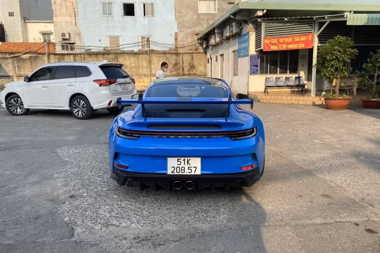 Ước tính giá lăn bánh của Porsche 911 GT3 2022 đeo biển trắng tại Việt Nam rơi vào khoảng trên 16 tỷ đồng.