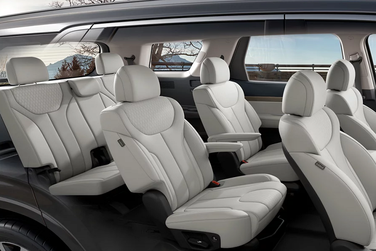 Có 2 cách sắp xếp chỗ ngồi cho cả động cơ dầu và xăng trên xe Hyundai Palisade 2023 tại Malaysia, với tùy chọn 7 chỗ có bố cục 2-2-3, trong đó hàng thứ hai bao gồm hai ghế riêng lẻ. Còn chiếc xe Hyundai Palisade 2023 với 8 chỗ có cách bố trí 2-3-3, với hàng ghế thứ hai và thứ ba có thể gập lại theo tỷ lệ 60:40.