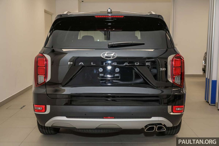 Với chiều dài 4.980 mm, rộng 1.975 mm và 1.750 mm, Palisade chắc chắn là một chiếc SUV cỡ lớn, thậm chí còn lớn hơn cả chiếc SUV ba hàng ghế khác đang bán ra ở đây là SantaFe. Với chiều dài cơ sở kéo dài 2.900 mm, không gian để chân bên trong cũng rộng rãi hơn, đặc biệt dành cho hành khách ở hàng ghế thứ hai và thứ ba.