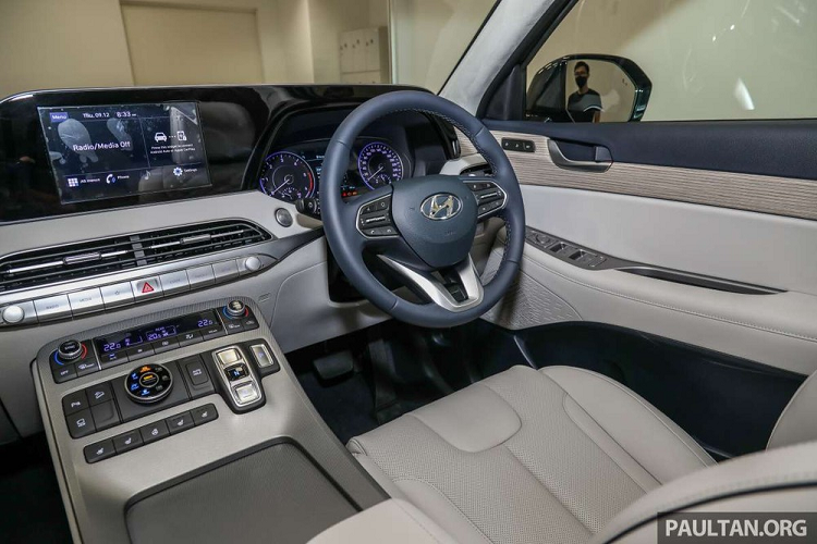 Về hệ truyền động, đầu tiên chính là dòng động cơ diesel tăng áp CRDi 4 xi-lanh R 2,2 lít tạo ra công suất 200 mã lực tại 3.800 vòng/phút và mô-men xoắn 440 Nm từ 1.750-2.750 vòng/phút. Kết hợp với hộp số tự động 8 cấp và hệ dẫn động bốn bánh tiêu chuẩn, thiết lập này cho phép xe tăng tốc từ 0-100 km/h trong 10,2 giây và tốc độ tối đa 190 km/h.