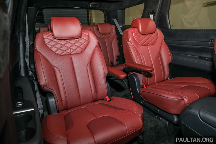 Cả hai biến thể Hyundai Palisade 2023 đều có nhiều điểm tương đồng khi đi kèm với bánh xe hợp kim 20 inch kết hợp với lốp 245/50, phanh đỗ xe điện tử có chức năng giữ phanh tự động, đèn pha LED tự động kép, đèn hậu kết hợp LED, đèn chạy ban ngày LED, đèn sương mù LED phía sau, giá nóc, và gương chiếu hậu chỉnh điện tích hợp đèn vũng nước và chức năng sưởi.