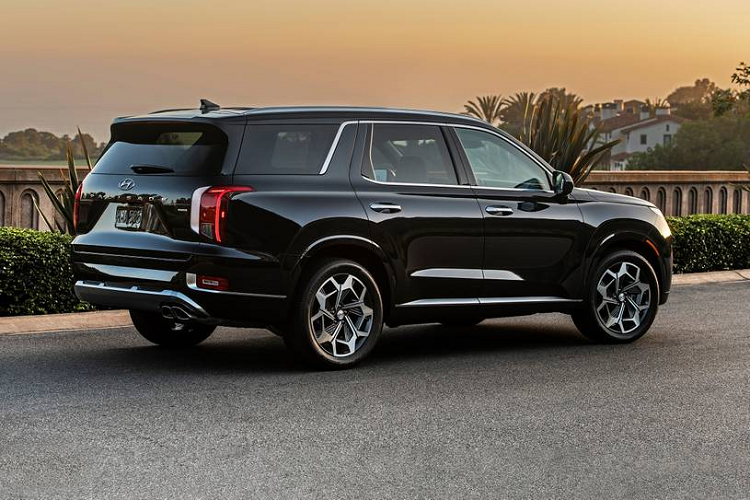 HSDM lưu ý rằng tùy chọn Burgundy chỉ khả dụng cho các mẫu xe có bảy chỗ ngồi và không thể kết hợp với ngoại thất Moonlight Cloud, đây là một trong năm lớp hoàn thiện thân xe được cung cấp; những màu khác là Đen vượt thời gian, Kem trắng, Bạc Lagoon và Than chì thép.