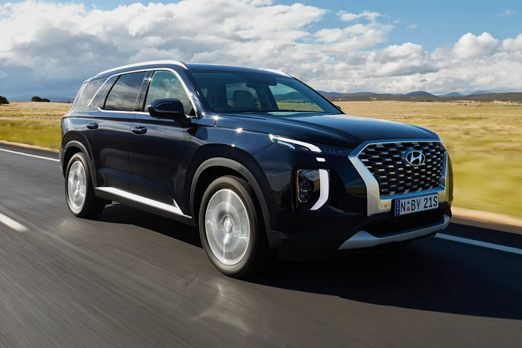 Đối với các thiết bị, có một bộ sạc điện thoại không dây ở phía trước cabin, bảy cổng USB (tất cả các hàng có ít nhất hai cổng) và bốn ổ cắm điện 12 volt (bảng điều khiển trung tâm, phía trước, phía sau và cốp). Ngoài ra còn có 10 giá để cốc trong cabin, trong khi neo ghế trẻ em Isofix được đặt ở ghế ngoài cùng của hàng thứ hai và ở ghế ngoài cùng bên trái của hàng thứ ba.