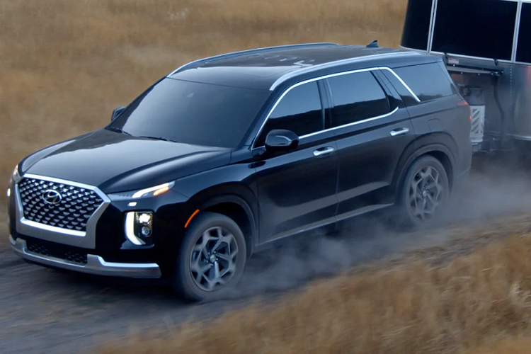 Về mặt an toàn, Palisade 2023 đạt tiêu chuẩn với 6 túi khí, ABS, EBD, ESC, Quản lý ổn định xe, kiểm soát lực kéo, hỗ trợ khởi hành ngang dốc, Kiểm soát phanh xuống dốc, Hỗ trợ ổn định rơ mooc, cảm biến đỗ xe trước và sau, Cảnh báo người ngồi phía sau, Cảnh báo thoát hiểm an toàn và một hệ thống giám sát áp suất lốp.