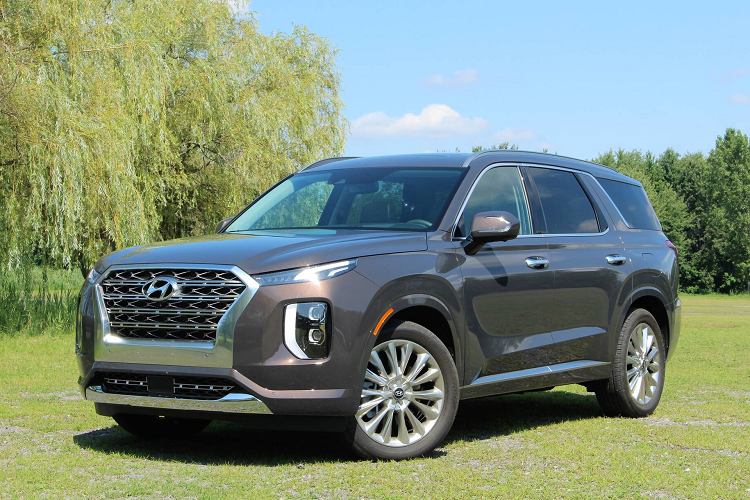 Với rất nhiều tính năng được chia sẻ đã đề cập, bạn có thể thắc mắc mẫu xe chạy xăng khác với mẫu xe chạy dầu diesel như thế nào. Nhìn từ bên ngoài, thật khó để phân biệt chúng, nhưng một cách để nhận ra mẫu xe chạy xăng là bảng điều khiển màu đen nằm dưới giá đỡ biển số.