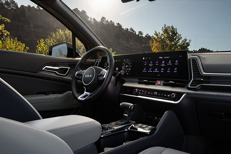 Thiết kế cụm màn hình này sẽ giúp cho xe giữ được sự tối giản, không rườm rà đi kèm vẻ hiện đại như trên mẫu xe điện EV6 của hãng. Và cuối cùng thì Kia Telluride 2023 cũng sẽ được trang bị vô-lăng kiểu 4 chấu, vốn đã được hé lộ từ năm 2016 nhưng vẫn chưa xuất hiện cho tới nay.