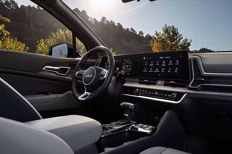 Thiết kế cụm màn hình này sẽ giúp cho xe giữ được sự tối giản, không rườm rà đi kèm vẻ hiện đại như trên mẫu xe điện EV6 của hãng. Và cuối cùng thì Kia Telluride 2023 cũng sẽ được trang bị vô-lăng kiểu 4 chấu, vốn đã được hé lộ từ năm 2016 nhưng vẫn chưa xuất hiện cho tới nay.