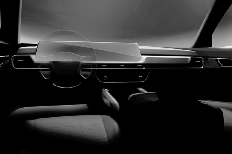 Bên trong khoang nội thất, Kia Telluride 2023 có vẻ như sẽ được sử dụng thiết kế từ năm 2016, với cụm màn hình đặt ngang tương khác biệt so với kiểu bố trí 2 đồng hồ Analog cổ điển phía sau vô lăng đi kèm một màn hình lớn đặt dọc như thế hệ sản phẩm 2022 hiện tại.