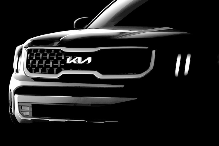 Hình ảnh hé lộ cho thấy bên cạnh những chi tiết được làm mới, mẫu xe SUV Kia Telluride 2023 sẽ vẫn giữ lại một số nét thiết kế quen thuộc so với phiên bản 2022 đang có mặt trên thị trường hiện nay. Phần đầu xe với lưới tản nhiệt mũi hổ và hoạ tiết lưới kẻ dọc bắt mắt hay phần kính cột D ở phía đuôi xe rất giống với concept của chính Telluride được Kia công bố vài năm trước, vào khoảng 2016.