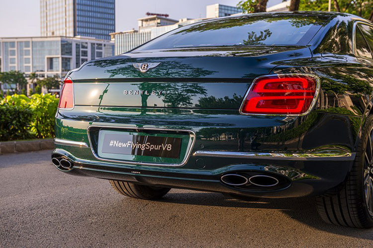 Ông Phan Mạnh Hà - Giám đốc Bentley Việt Nam chia sẻ: “Màu sơn đặc biệt trên chiếc Bentley Flying Spur V8 bản 2022 nằm giữa màu lục lam và xanh lá cây trong bảng phối màu, đi kèm ánh vàng kim và hổ phách. Sự kết hợp của sắc lục lam và xanh lá sẽ tạo nên dáng vẻ thể thao, khỏe khoắn, còn những hạt ánh kim sẽ tô điểm cho sự sang trọng, xa xỉ cho chiếc xe.”