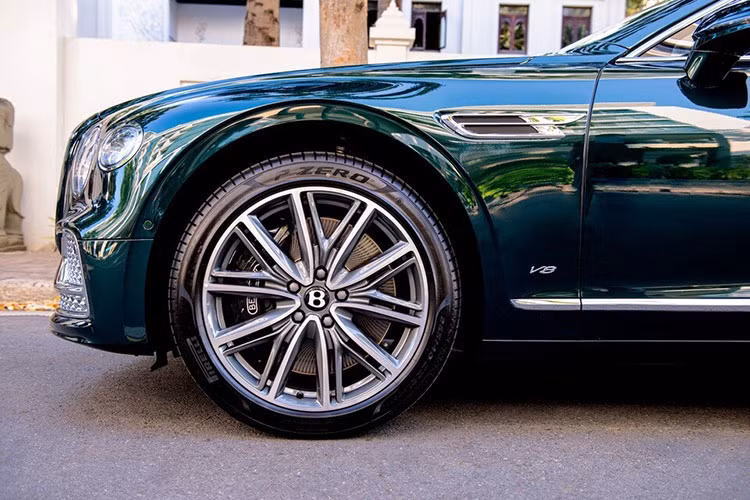 Bentley Flying Spur V8 sở hữu khối động cơ V8 tăng áp kép 542 mã lực 4,0L, tương tự cho Bentayga và Continental GT, mô-men xoắn cực đại lên 770Nm, đạt tốc độ tối đa 318km. Trọng lượng xe nhẹ hơn 107kg so với phiên bản động cơ truyền thống W12 nhờ sự giảm bớt trọng lượng khoang động cơ.