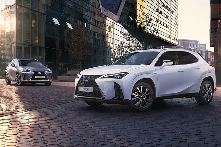 Về an toàn, Lexus UX 2023 được bổ sung thêm hệ thống Lexus Safety System+ 2.5, bao gồm kiểm soát hành trình chủ động bằng radar, hỗ trợ đánh lái khẩn cấp, hỗ trợ giữ làn đường và cải tiến hệ thống phòng ngừa trước va chạm. Giá xe Lexus UX 2023 chưa được công bố, nhưng sẽ được mở bán từ cuối mùa hè năm nay.