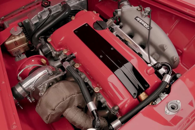 Spagnola không muốn sử dụng khối động cơ cổ nhưng vẫn muốn giữ nguyên nguồn gốc Nissan và do đó, đã chọn động cơ và hộp số Nissan Silva 240XS SR20DET. SR20DET là một cái tên mang tính biểu tượng trong lịch sử trình diễn drift của Nissan và lần đầu tiên được sử dụng trên mẫu Nissan Bluebird 2000SSS.