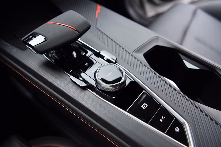 Nhờ vậy, Oshan Z6 có thể tự đỗ và nhiều tính năng hỗ trợ người lái trên mọi hành trình. Hiện tại, Oshan chưa chia sẻ thông tin chi tiết về khả năng lái xe tự hành. Nội thất của Changan Oshan Z6 trông rất ấn tượng với 3 màn hình. Đầu tiên, màn hình bảng đồng hồ sau vô lăng có kích thước 10,25 inch, và đặc biệt là nó có tích hợp công nghệ 3D.