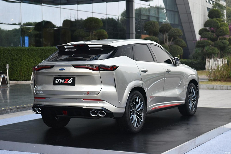 Ngoài ba màn hình ấn tượng trên mặt táp lô, nội thất xe còn có một số chi tiết hấp dẫn khác. Khu vực cụm điều khiển trung tâm có hai ô giữ cốc, một bộ chọn số, và một đế sạc điện thoại không dây. Phía dưới đó còn có một không gian rộng rãi với một phích cắm điện 12V và một cổng USB, trong khi phía sau có thêm hai cổng USB khác. Giá xe Changan Oshan Z6 dự kiến sẽ công bố tại thị trường nội địa Trung Quốc vào giữa năm 2022.