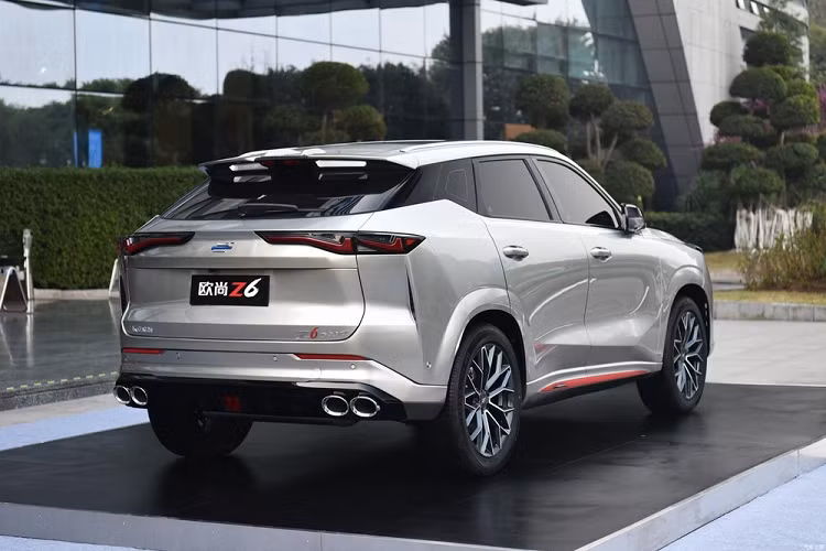 Ngoài ba màn hình ấn tượng trên mặt táp lô, nội thất xe còn có một số chi tiết hấp dẫn khác. Khu vực cụm điều khiển trung tâm có hai ô giữ cốc, một bộ chọn số, và một đế sạc điện thoại không dây. Phía dưới đó còn có một không gian rộng rãi với một phích cắm điện 12V và một cổng USB, trong khi phía sau có thêm hai cổng USB khác. Giá xe Changan Oshan Z6 dự kiến sẽ công bố tại thị trường nội địa Trung Quốc vào giữa năm 2022.