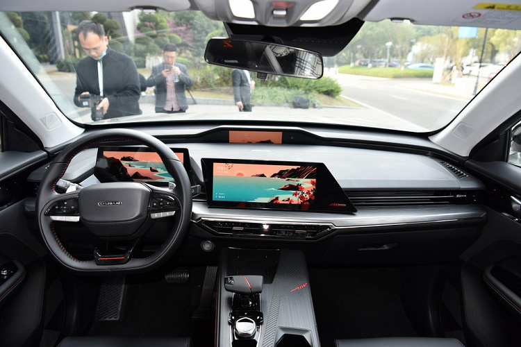 Kích thước của Oshan Z6 là dài 4.699 mm, rộng 1.890 mm, cao 1.660 mm với trục cơ sở dài 2.795 mm. Mẫu xe mới này sẽ có hai phiên bản động cơ xăng và một phiên bản plug-in hybrid. Phiên bản tiêu chuẩn của Z6 sẽ có động cơ xăng tăng áp dung tích 1.5 lít, công suất 188 mã lực và 300 Nm mô-men xoắn cực đại. Mức trang bị cao hơn sẽ được trang bị động cơ xăng tăng áp dung tích 2.0 lít, sản sinh công suất 233 mã lực và 390 Nm mô-men xoắn cực đại.