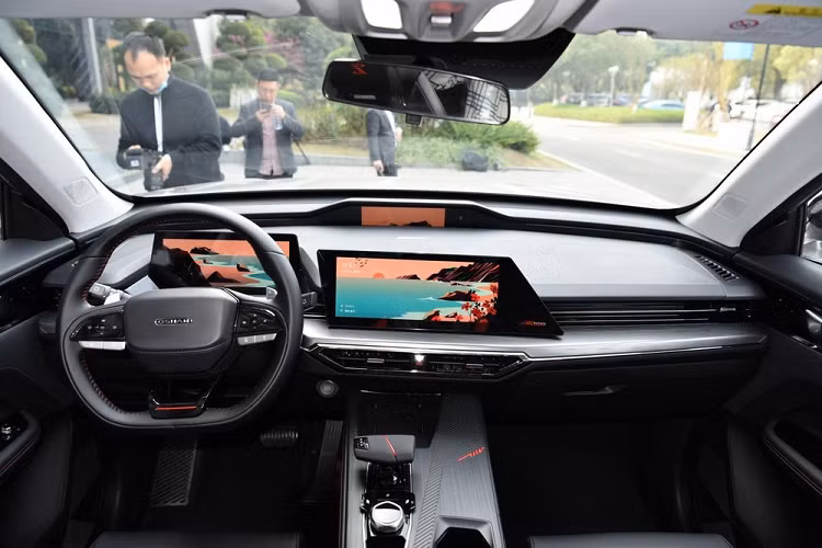 Kích thước của Oshan Z6 là dài 4.699 mm, rộng 1.890 mm, cao 1.660 mm với trục cơ sở dài 2.795 mm. Mẫu xe mới này sẽ có hai phiên bản động cơ xăng và một phiên bản plug-in hybrid. Phiên bản tiêu chuẩn của Z6 sẽ có động cơ xăng tăng áp dung tích 1.5 lít, công suất 188 mã lực và 300 Nm mô-men xoắn cực đại. Mức trang bị cao hơn sẽ được trang bị động cơ xăng tăng áp dung tích 2.0 lít, sản sinh công suất 233 mã lực và 390 Nm mô-men xoắn cực đại.