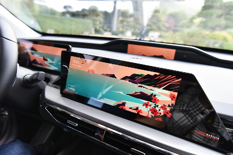 Phiên bản plug-in hybrid chưa được tiết lộ rõ công suất, nhưng có biết là nó sẽ trang bị động cơ 1.5 lít kết hợp một mô tơ điện. Mẫu SUV hạng D này cũng có hệ thống hỗ trợ lái EaglePilot7.0. Nó có 12 radar, 3 radar sóng milimet, và 5 camera.