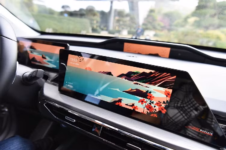 Phiên bản plug-in hybrid chưa được tiết lộ rõ công suất, nhưng có biết là nó sẽ trang bị động cơ 1.5 lít kết hợp một mô tơ điện. Mẫu SUV hạng D này cũng có hệ thống hỗ trợ lái EaglePilot7.0. Nó có 12 radar, 3 radar sóng milimet, và 5 camera.