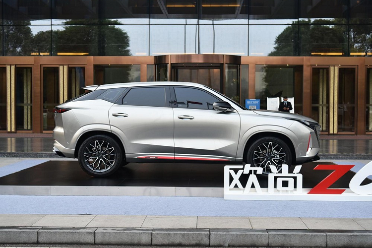 Quay trở lại với mẫu xe SUV Changan Oshan Z6, xe sở hữu thiết kế to lớn, kiểu cách thể thao với nhiều đường gân và góc sắc cạnh. Phần đầu xe thể hiện ngôn ngữ thiết kế mới nhất của Oshan với lưới tản nhiệt lớn và đèn pha mỏng. Một số người cho rằng phần đầu của Oshan Z6 trông rất giống Changan Uni-T, và đây là một nhận định rất hợp lý.