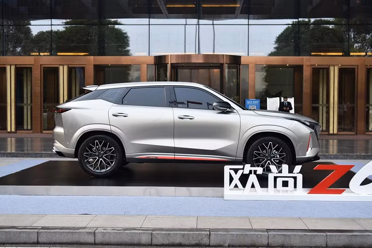 Quay trở lại với mẫu xe SUV Changan Oshan Z6, xe sở hữu thiết kế to lớn, kiểu cách thể thao với nhiều đường gân và góc sắc cạnh. Phần đầu xe thể hiện ngôn ngữ thiết kế mới nhất của Oshan với lưới tản nhiệt lớn và đèn pha mỏng. Một số người cho rằng phần đầu của Oshan Z6 trông rất giống Changan Uni-T, và đây là một nhận định rất hợp lý.