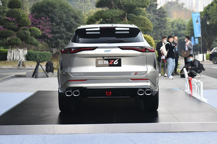 Trên mặt táp lô có màn hình thứ ba với kích thước nhỏ nhất 9,1 inch, và chủ yếu được dùng để định vị hướng đi. Ba màn hình này có sẵn ngay cả trong phiên bản tiêu chuẩn cấp thấp của Oshan Z6. Ở các cấp độ trang bị cao hơn, người lái sẽ nhận được thêm tính năng AR-HUD (màn hình tăng cường thực tế). Hơn nữa, tất cả các màn hình này và cả HUD đều có thể kết nối với các điện thoại từ Huawei, Xiaomi, Oppo, hoặc Vivo.