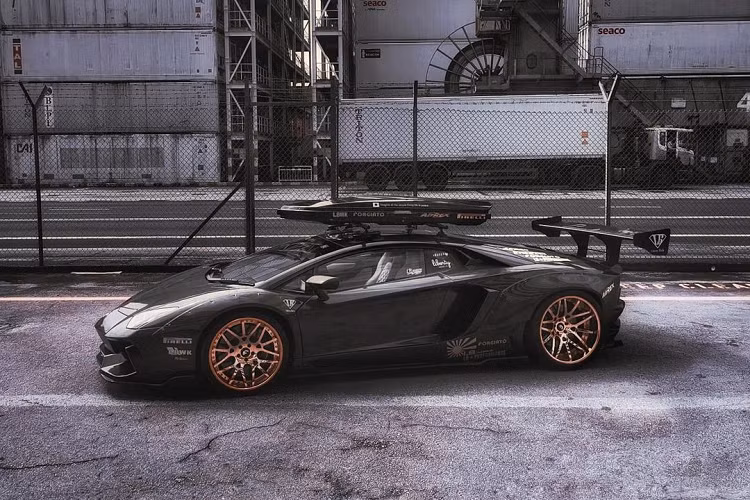 Tại Việt Nam hiện chỉ ghi nhận 3 chiếc siêu xe được độ Liberty Walk, bao gồm Lamborghini Aventador LP 700-4, Ferrari 458 Italia và Ferrari 488 GTB.